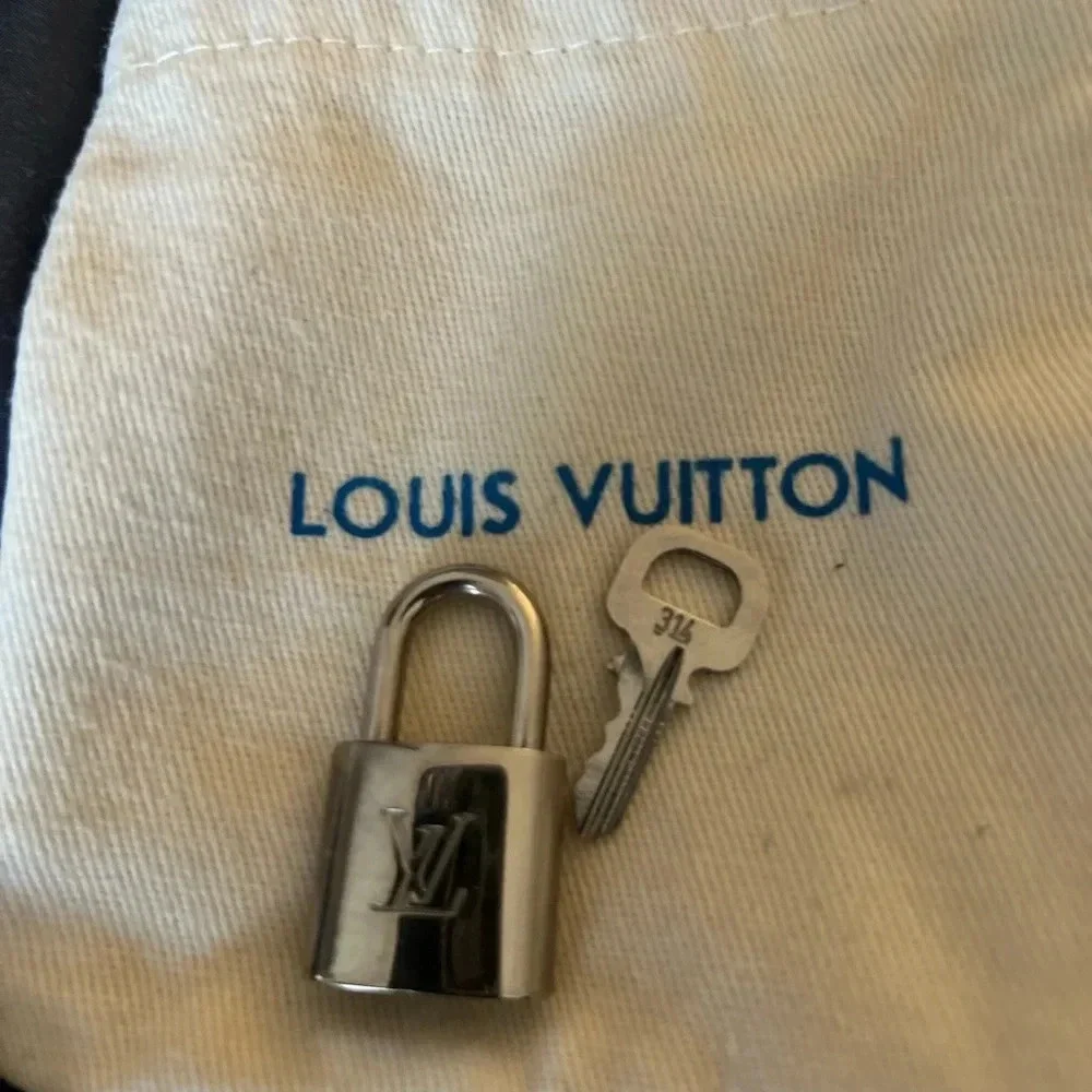 Louis Vuitton Silver lock and Key - Picture 2 of 4